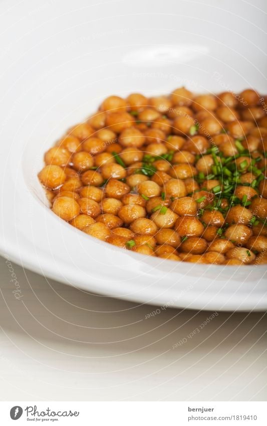 Backerbsen Lebensmittel Ernährung Essen Vegetarische Ernährung Teller Billig gut Genusssucht sparsam Backerbsensuppe Suppe Suppenteller Schnittlauch Nahaufnahme