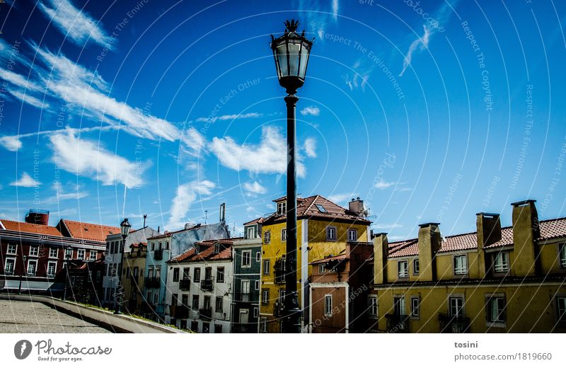 Lissabon VI Himmel Wolken mehrfarbig blau Straßenbeleuchtung Stadt Fassade Haus Platz Pflastersteine Kopfsteinpflaster Ferien & Urlaub & Reisen Dach gelb