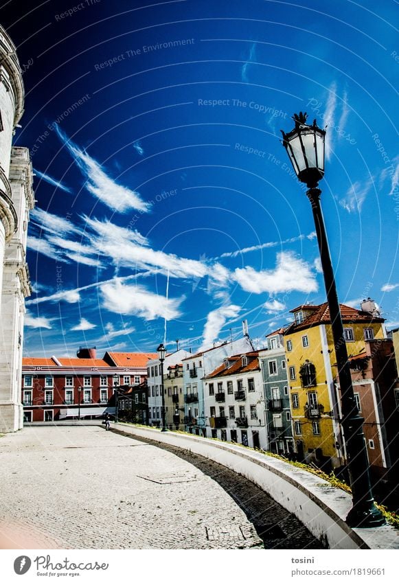 Lissabon V Himmel Wolken mehrfarbig blau Straßenbeleuchtung Stadt Fassade Haus Platz Pflastersteine Kopfsteinpflaster Ferien & Urlaub & Reisen Dach gelb