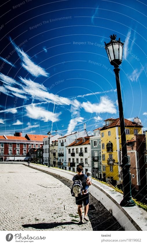 Lissabon IV Himmel Wolken mehrfarbig blau Straßenbeleuchtung Frau Mutter Kind Sohn Stadt Fassade Haus Platz Pflastersteine Kopfsteinpflaster