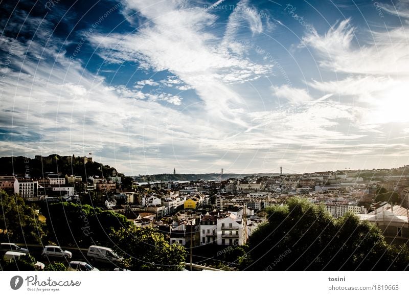 Lissabon III Himmel Wolken blau Stadt Hügel Aussicht Burg oder Schloss Licht hell Haus Stadtleben Architektur Dach