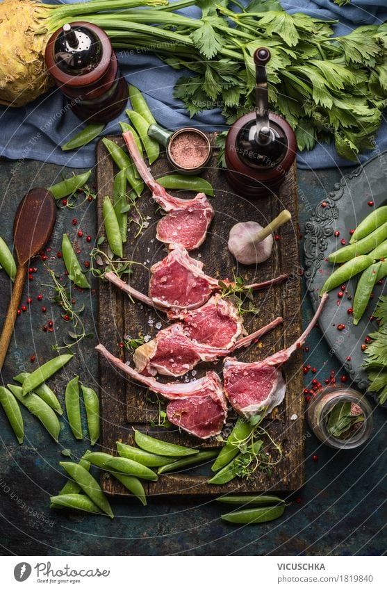 Racks von Lamm und grüne Erbsen, Zubereitung mit Kochzutaten Lebensmittel Fleisch Gemüse Kräuter & Gewürze Öl Ernährung Abendessen Festessen Bioprodukte