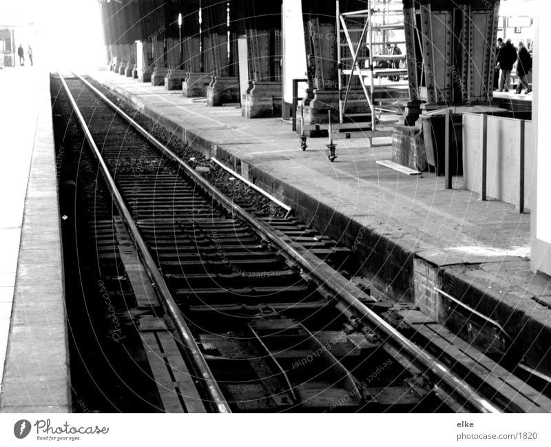 nach nirgendwo Gleise Bahnhof Schwarzweißfoto Mensch