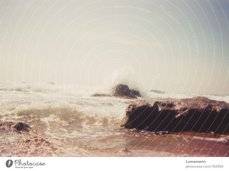 Fels in der Brandung Umwelt Landschaft Urelemente Sand Wasser Himmel Horizont Sommer Schönes Wetter Felsen Wellen Küste Strand Meer nah schön Wärme wild