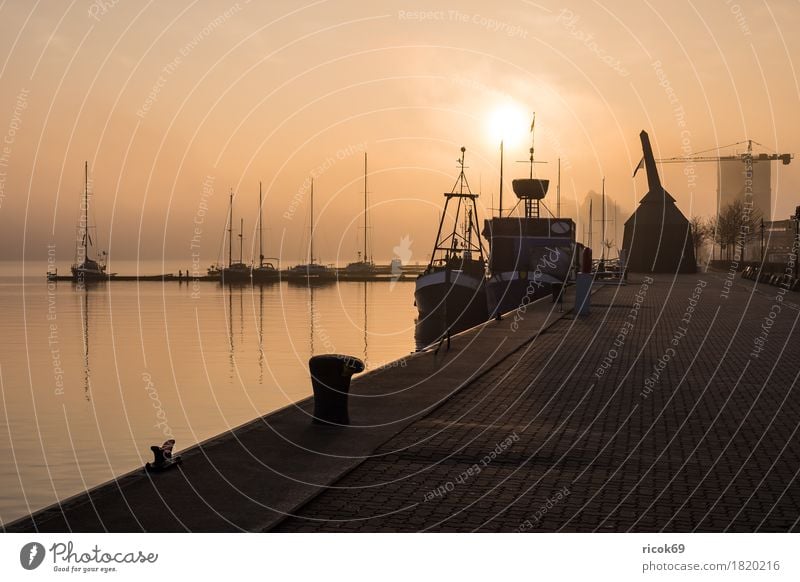 Sonnenaufgang im Stadthafen von Rostock Erholung Ferien & Urlaub & Reisen Tourismus Wasser Fluss Hafen Segelboot Segelschiff Wasserfahrzeug Romantik Idylle