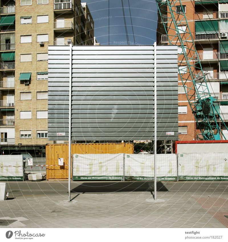 bautafel Farbfoto Außenaufnahme Textfreiraum Mitte Tag Sonnenlicht Baustelle Wirtschaft Industrie Karriere Erfolg Maschine Stadt Haus Bauwerk Gebäude