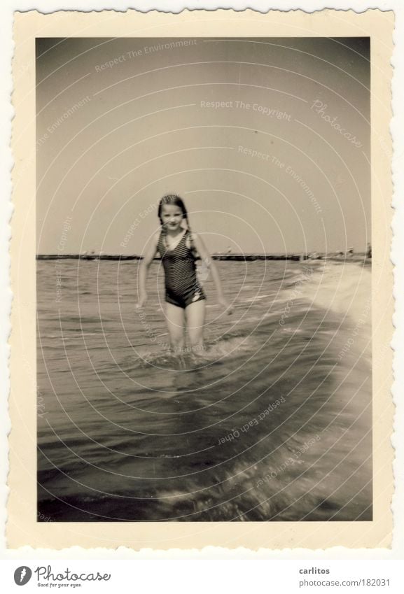 Sommer 1937 Schwarzweißfoto Außenaufnahme Blick in die Kamera Schwimmen & Baden Ferien & Urlaub & Reisen Sommerurlaub Strand Meer Wellen Mädchen 8-13 Jahre Kind