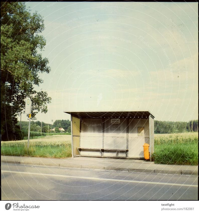 untill the ufo is out of sight Dorf Menschenleer Verkehr Verkehrsmittel Personenverkehr Öffentlicher Personennahverkehr Straßenverkehr Busfahren