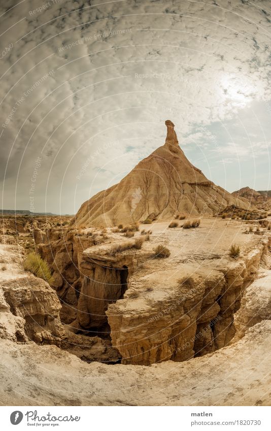 Erosion Natur Landschaft Sand Himmel Wolken Wetter Schönes Wetter Wärme Felsen Wüste außergewöhnlich eckig heiß Spitze blau braun weiß Bardenas reales Gras