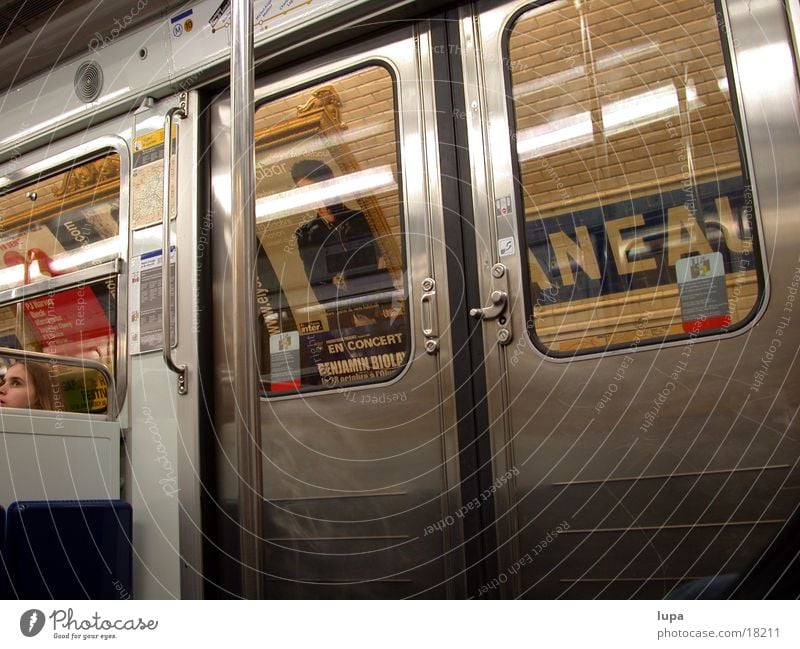 Paris - Metrostation unterwegs Geschwindigkeit Plakat Stadt London Underground Verkehr U-Bahn Tür Eisenbahn Einsamkeit Güterverkehr & Logistik Metall