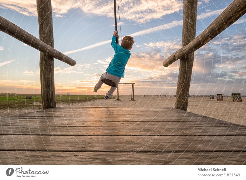 Schwungvoll Spielen Kinderspiel Spielplatz Ferien & Urlaub & Reisen Meer Mensch maskulin Junge Kindheit Körper 1 3-8 Jahre Sand Glück Unendlichkeit positiv