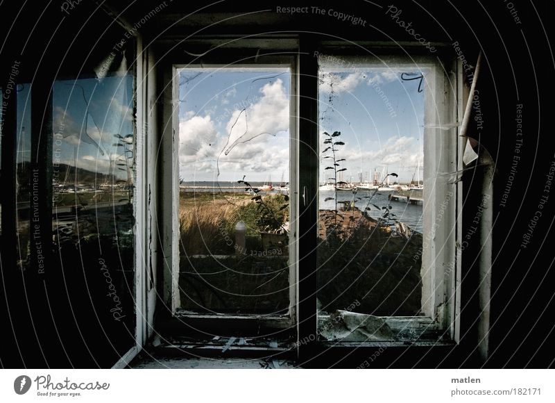 Meerblick Traumhaus Innenarchitektur Tapete Fernsehen Schönes Wetter Ostsee Kleinstadt Hafen Ruine Fischerboot Glas alt dreckig dunkel grau ruhig Langeweile