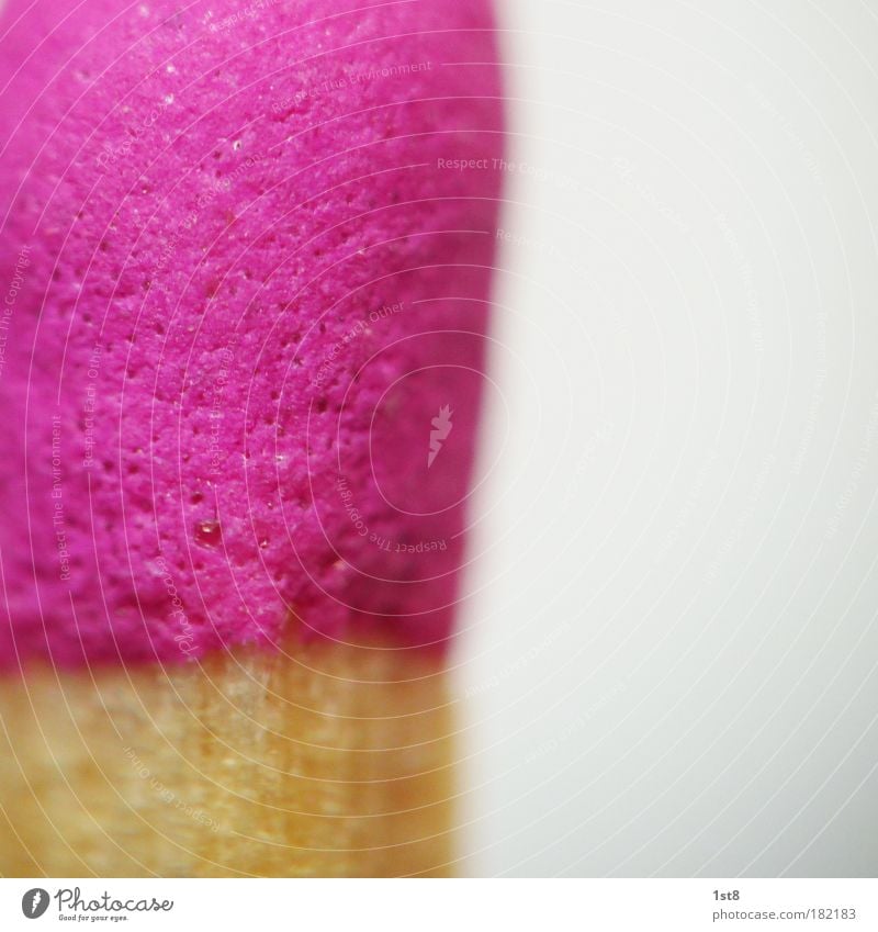 streichholz Farbfoto Detailaufnahme Makroaufnahme Textfreiraum rechts Textfreiraum oben Textfreiraum unten Hintergrund neutral Unschärfe rosa Streichholz