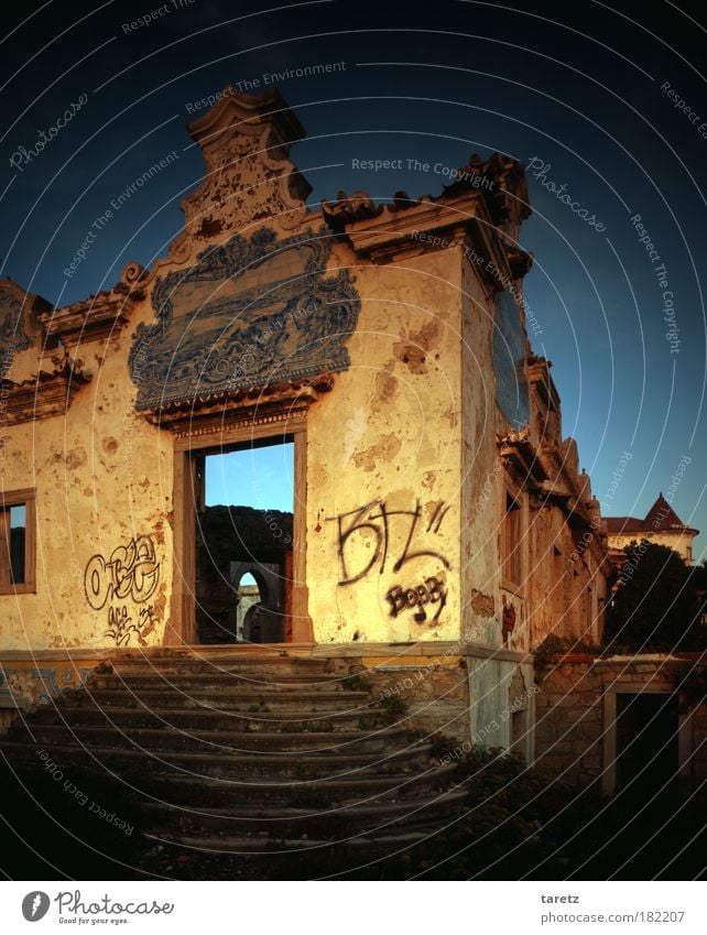 ohne Titel II Graffiti Fliesen u. Kacheln Wolkenloser Himmel Sommer Schönes Wetter Portugal Haus Gutshaus Mauer Wand Treppe Fassade alt außergewöhnlich dreckig