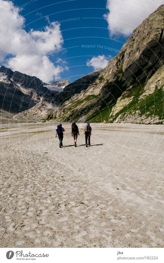 Zustieg Farbfoto Außenaufnahme Tag Freizeit & Hobby Bergsteigen wandern zustieg Abenteuer Sommer Berge u. Gebirge gipfelstürmer Klettern Mensch maskulin 3