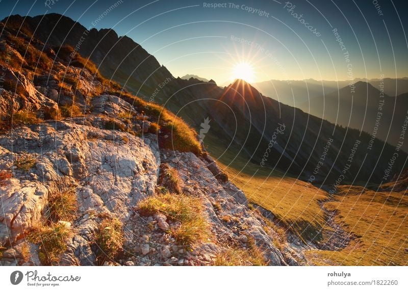 Sonnenaufgang in den felsigen Alpen, Bayern, Deutschland Natur Landschaft Himmel Herbst Wiese Felsen Stein Gelassenheit Sonnenschein sonnig gold Klippe alpin