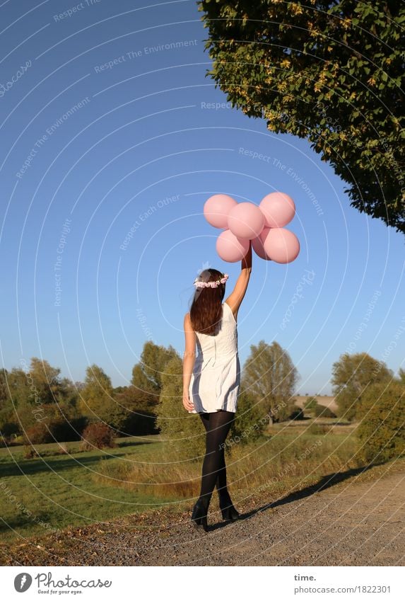 . feminin Frau Erwachsene 1 Mensch Himmel Herbst Schönes Wetter Pflanze Baum Park Wege & Pfade Kleid Strumpfhose Schmuck Haarreif brünett langhaarig Luftballon