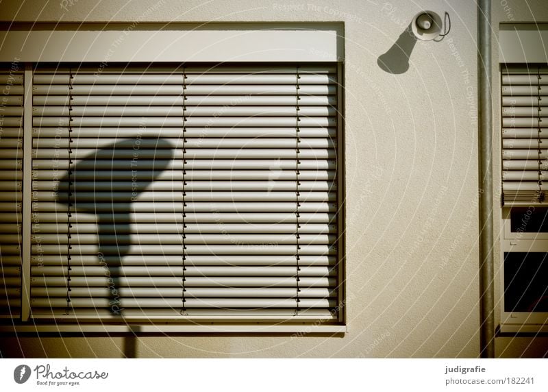 Lichtbeschallung Farbfoto Außenaufnahme Schatten Sonnenlicht Bildung Schulgebäude Schulhof Lautsprecher Stadt Haus Bauwerk Gebäude Fassade Fenster ruhig