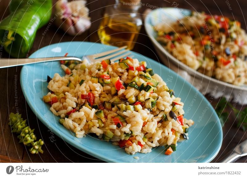 Risotto mit Gemüse Getreide Kräuter & Gewürze Öl Ernährung Mittagessen Abendessen Vegetarische Ernährung Diät Italienische Küche Teller Flasche Gabel Holz