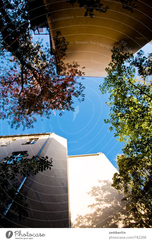 Herbstanfang Ecke Fassade friedenau Haus Hinterhof Hof Terrasse Innenhof Nische Schöneberg Gebäude Mauer Brandmauer Mieter Vermieter Himmel Wolken