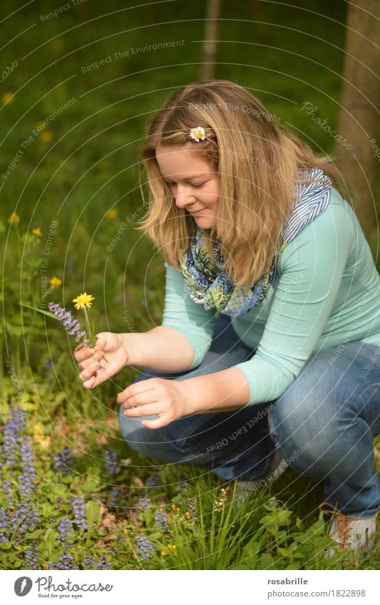 Blümchen pflücken - die kleinen Freuden - junge blonde Frau im Wald beim Pflücken von Blümchen Freizeit & Hobby Ausflug Sommer Mensch feminin Junge Frau