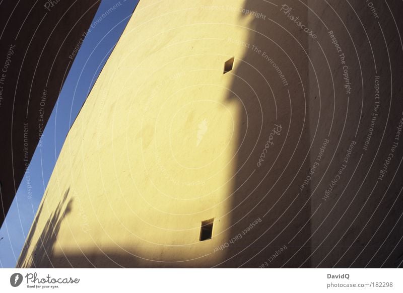 Schatten Farbfoto Außenaufnahme Menschenleer Textfreiraum rechts Tag Licht Silhouette Stadt Altstadt Haus Bauwerk Gebäude Mauer Wand eckig