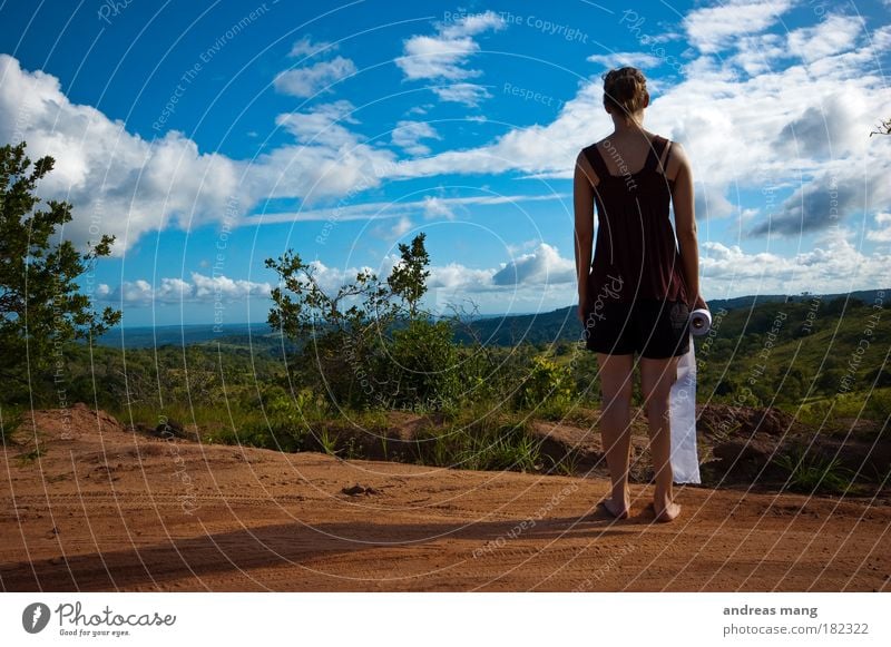 Wo? Farbfoto Außenaufnahme Ferien & Urlaub & Reisen Ausflug Abenteuer Ferne Safari Expedition feminin 1 Mensch Landschaft Sand Park Verkehrswege Straße