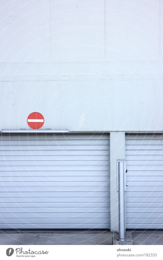 Durchfahrt verboten Farbfoto Gedeckte Farben Außenaufnahme Menschenleer Textfreiraum oben Textfreiraum Mitte Schatten Zentralperspektive Mauer Wand Verkehrswege