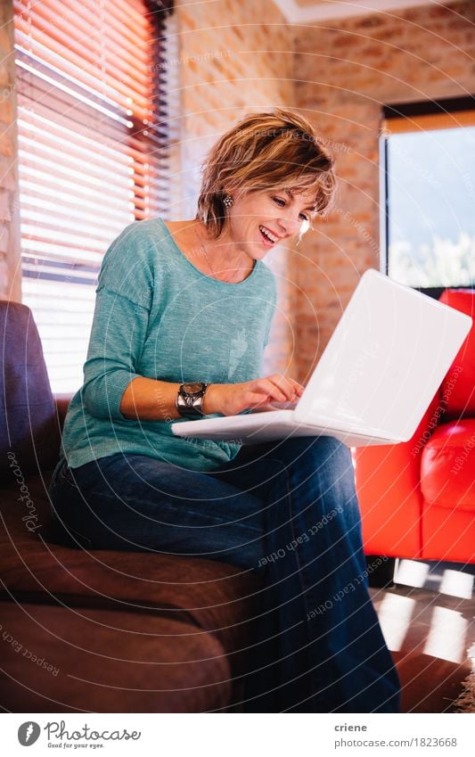 Video-Chat-Freund der fälligen Frau mit Laptop auf Couch Lifestyle Freude Haus Arbeit & Erwerbstätigkeit Büro Business Computer Notebook Technik & Technologie