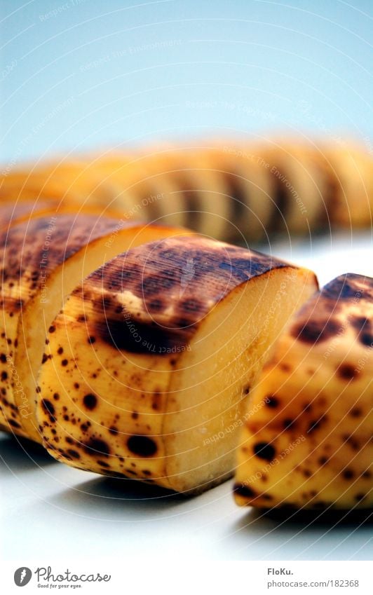 Banane in Scheiben Farbfoto Innenaufnahme Nahaufnahme Detailaufnahme Menschenleer Textfreiraum oben Schwache Tiefenschärfe Lebensmittel Frucht Ernährung