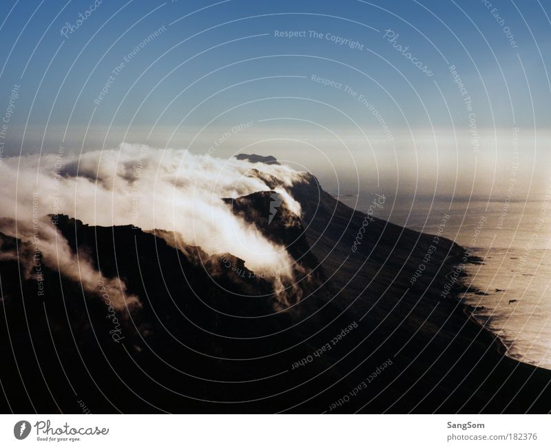 Tablecloth Ferien & Urlaub & Reisen Landschaft Himmel Wolken Nebel Berge u. Gebirge Küste Meer gigantisch hoch Einsamkeit Wandel & Veränderung Tafelberg