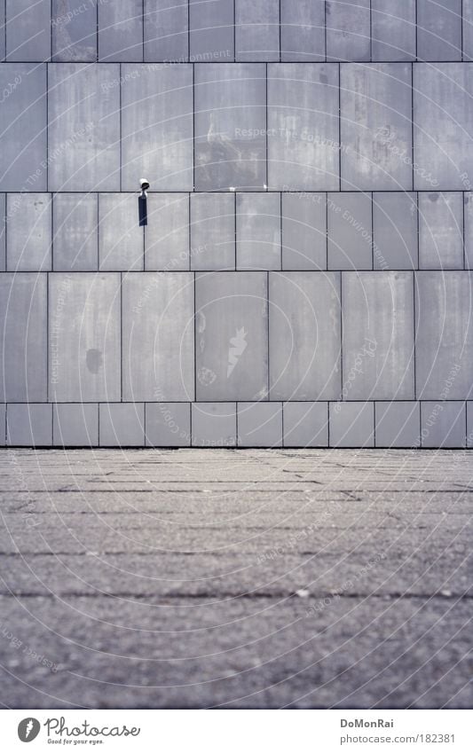 Just another brick in the wall... Bildung Schulgebäude Schulhof Schweiz Europa Pausenplatz Mauer Wand Fassade Überwachungskamera Videokamera Stein Beton