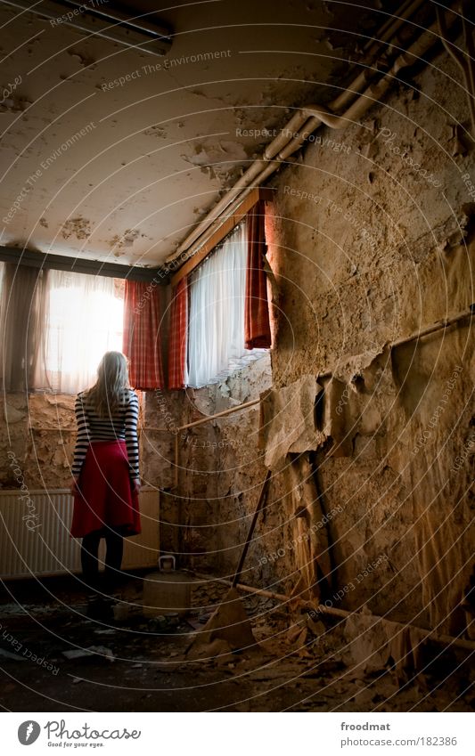 innenarchitekt Farbfoto Innenaufnahme Licht Langzeitbelichtung Rückansicht Blick nach vorn Mensch feminin Junge Frau Jugendliche Erwachsene Rücken Ruine