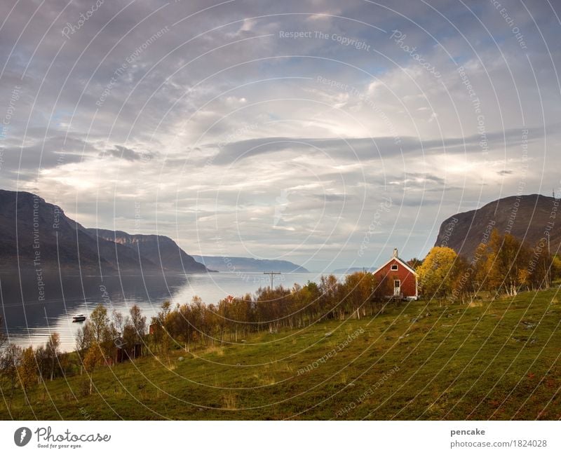 haus im glück Natur Landschaft Urelemente Erde Wasser Himmel Wolken Herbst Berge u. Gebirge Fjord Haus einfach Freundlichkeit Glück retro schön Stimmung rot