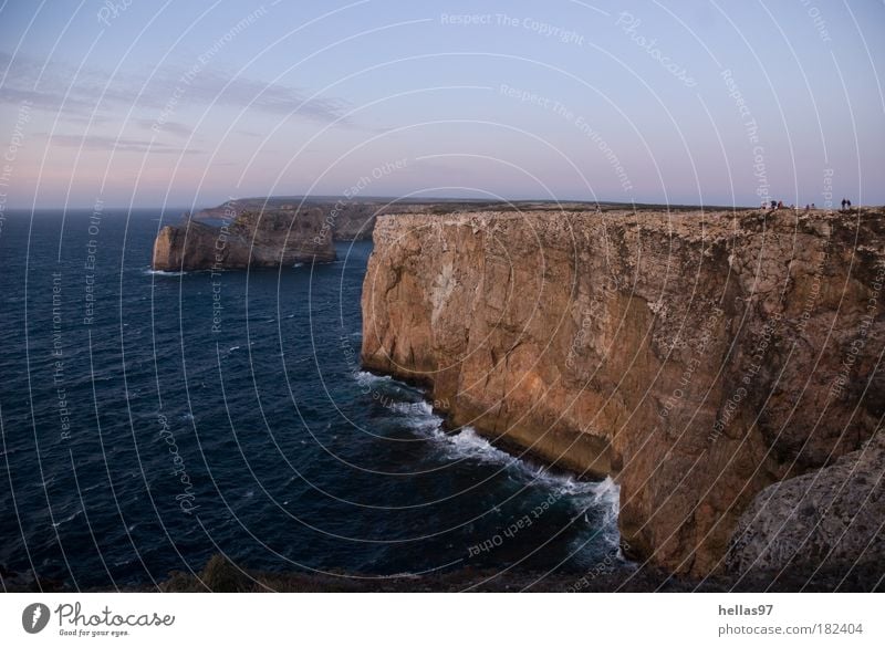 Atlantikküste Farbfoto Außenaufnahme Abend Dämmerung Landschaft Urelemente Wasser Nachthimmel Felsen Wellen Küste Meer Stein blau braun Einsamkeit einzigartig