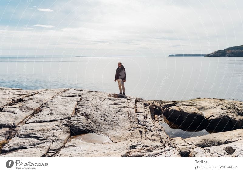 The Fjord Ferien & Urlaub & Reisen Ferne Freiheit Expedition maskulin Junger Mann Jugendliche 1 Mensch 30-45 Jahre Erwachsene Landschaft Herbst Schönes Wetter