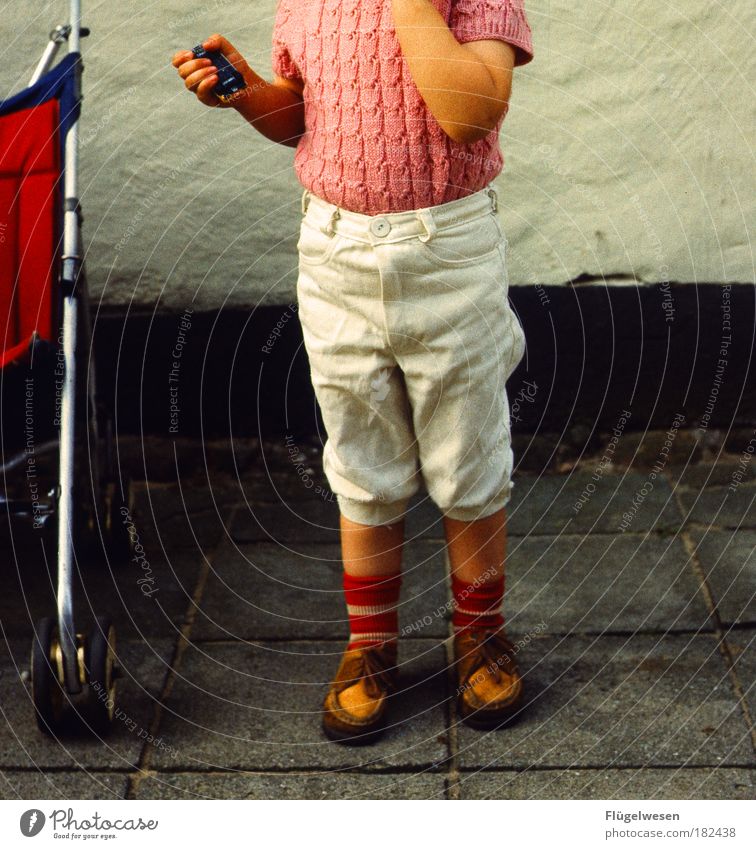 Ich und meinen Karren Farbfoto Außenaufnahme Kinderspiel Motorsport Kindererziehung fahren fangen Fröhlichkeit Kinderwagen puppenwagen matchbox Shorts