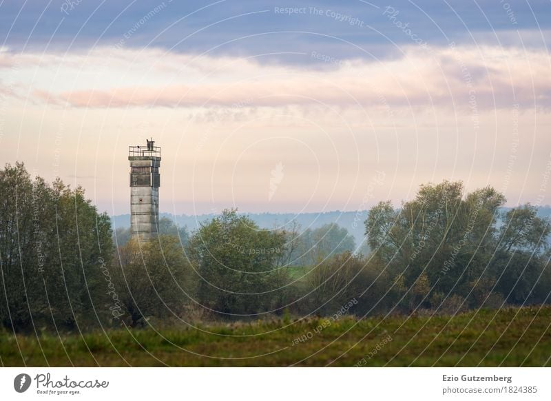 alter DDR Wachturm in Mecklenburg Leben Architektur Boizenburg Deutschland Europa Hafenstadt Menschenleer Turm Bauwerk Sehenswürdigkeit Wahrzeichen Freiheit