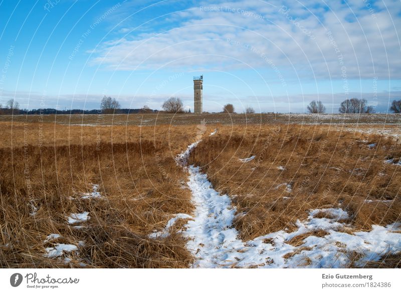 DDR Grenzturm in Mecklenburg an der Elbe im Winter Leben Menschenleer Turm Bauwerk Denkmal Kontrolle Politik & Staat Wachturm Osten Westen Krieg