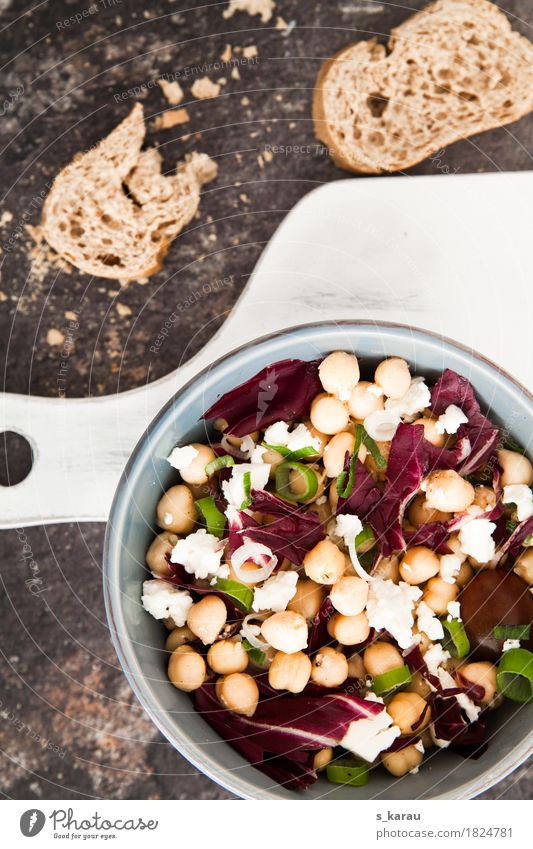 Salat mit Kichererbsen Lebensmittel Käse Milcherzeugnisse Gemüse Salatbeilage Teigwaren Backwaren Brot Brötchen Mittagessen Bioprodukte Vegetarische Ernährung