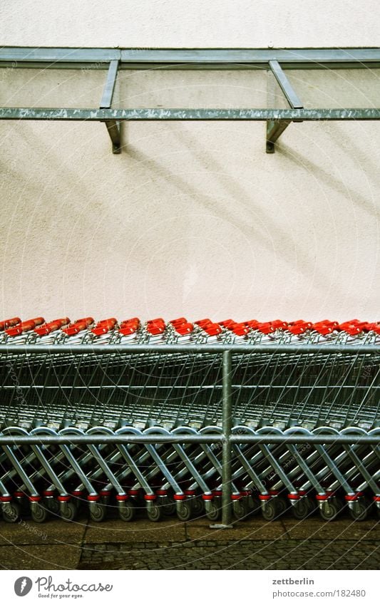 Einkaufen Einkaufswagen Einkaufskorb Supermarkt kaufhalle großeinkauf Parkplatz wochenendeinkauf mindestumsatz Konsum konsumgesellschaft Kaufhaus Gier geizig