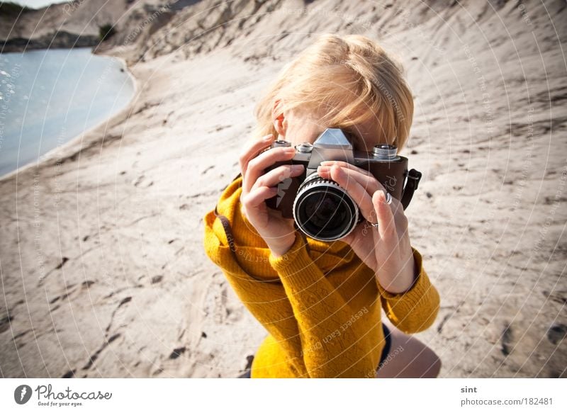 keine panik, ich hab noch einen film dabei Farbfoto Außenaufnahme Tag Sonnenlicht Fotografieren Fotokamera Mensch feminin Junge Frau Jugendliche 1 18-30 Jahre