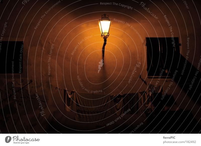 Die Arbeit stehen lassen Farbfoto Außenaufnahme Menschenleer Abend Dämmerung Kunstlicht Licht Lichterscheinung Zentralperspektive Energiewirtschaft Leben Dorf