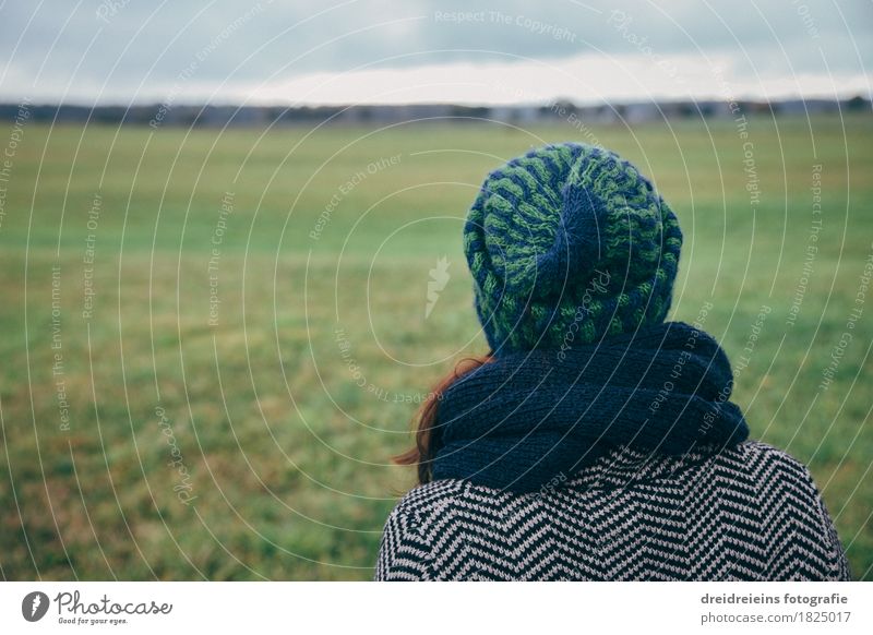 Fernweh. Heimweh. Ferien & Urlaub & Reisen Ferne Freiheit feminin Frau Erwachsene Landschaft Horizont Wiese Feld beobachten Denken genießen Unendlichkeit