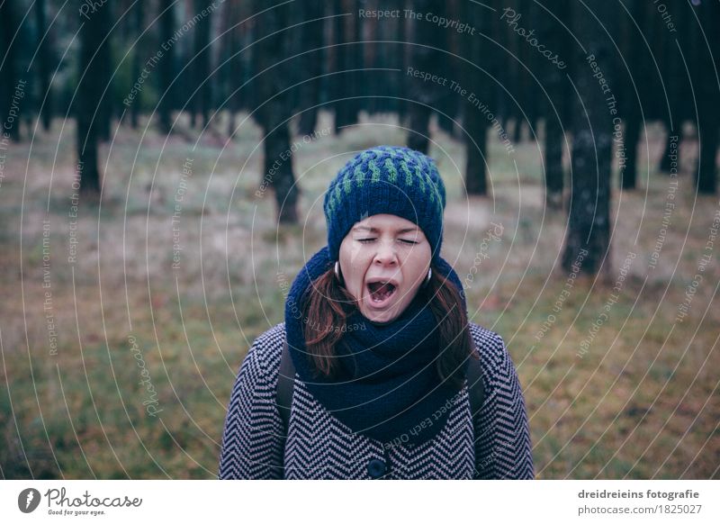 Langweilig. Im Wald. Mensch feminin Junge Frau Jugendliche Erwachsene 1 Natur Landschaft Herbst Jacke Schal Mütze stehen warten natürlich verrückt Langeweile