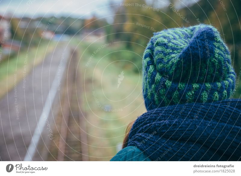 Blick in die Ferne. Wohlgefühl Zufriedenheit Erholung ruhig Ferien & Urlaub & Reisen Freiheit feminin Frau Erwachsene Schienenverkehr Bahnhof Bahnsteig Gleise