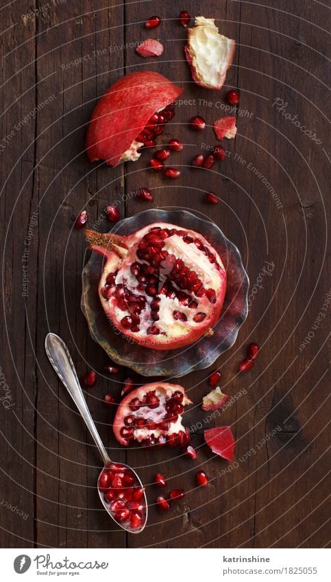 Öffnen Sie frische reife Granatäpfel Frucht Ernährung Vegetarische Ernährung Diät Löffel exotisch Holz lecker saftig braun rot Ackerbau Antioxidans Lebensmittel