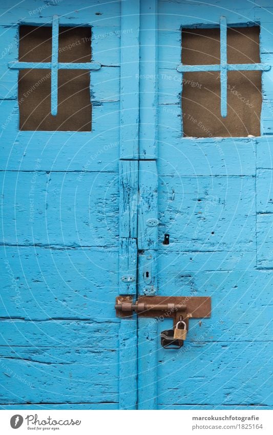 Blaue Tür Dorf Altstadt alt schön blau altehrwürdig Schloss Türrahmen Kroatien Mittelmeer trocken Holz Holztür Riss Farbe abblättern Schlüsselloch Farbfoto