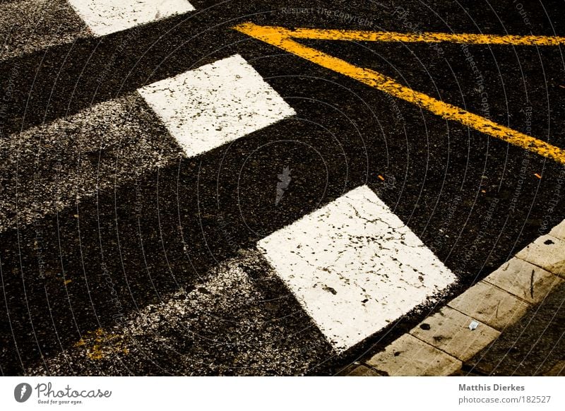 Zebrastreifen Linie Straße Straßenverkehr Übergang parken Parkbucht Station Haltestelle Fußgänger stoppen Bremse Bürgersteig Bordsteinkante parkstreifen