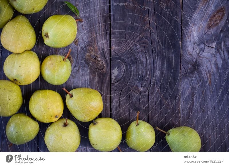 Kleine gelbe reife Birnen auf einer hölzernen grauen Oberfläche Frucht Vegetarische Ernährung Diät Sommer Tisch Baum Holz alt frisch lecker natürlich grün